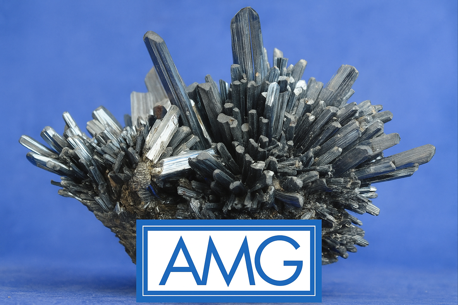 AMG Antimoon mineraal met het AMG-logo, strategisch belangrijk voor defensie en kritieke materialen.
